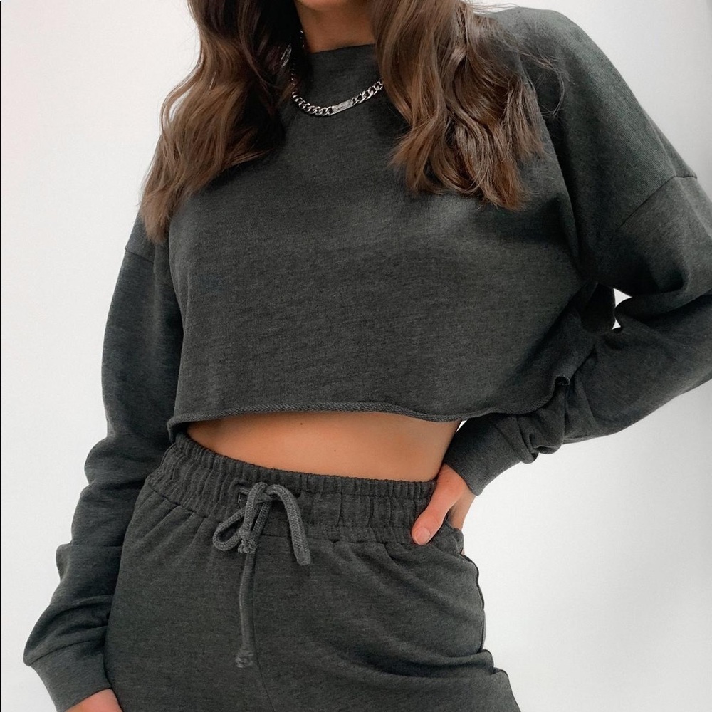 MISSGUIDED : Gray Cropped Sweatshirt + Short Set